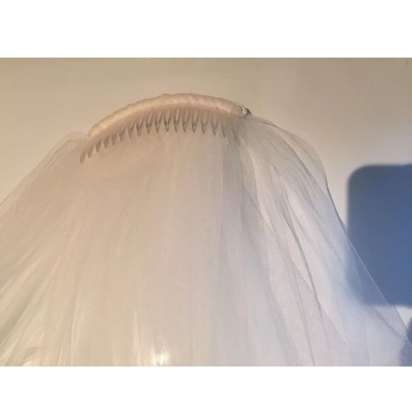 RENE STRAUSS ELEGANT WHITE TONE VEIL WITH COMB main image 5